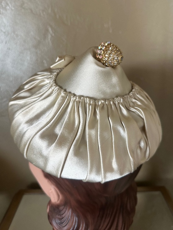 STYLISH 1950s\' IVORY GATHERED SATIN COCKTAIL HAT + BOW + RHINESTONE TRIM